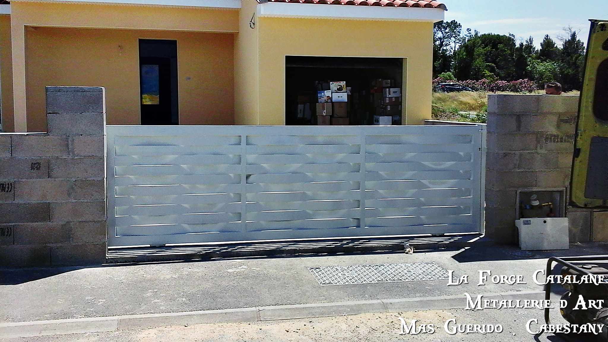 Portail tole effet lames tresses vannerie thermolaquage  forge catalane.jpg